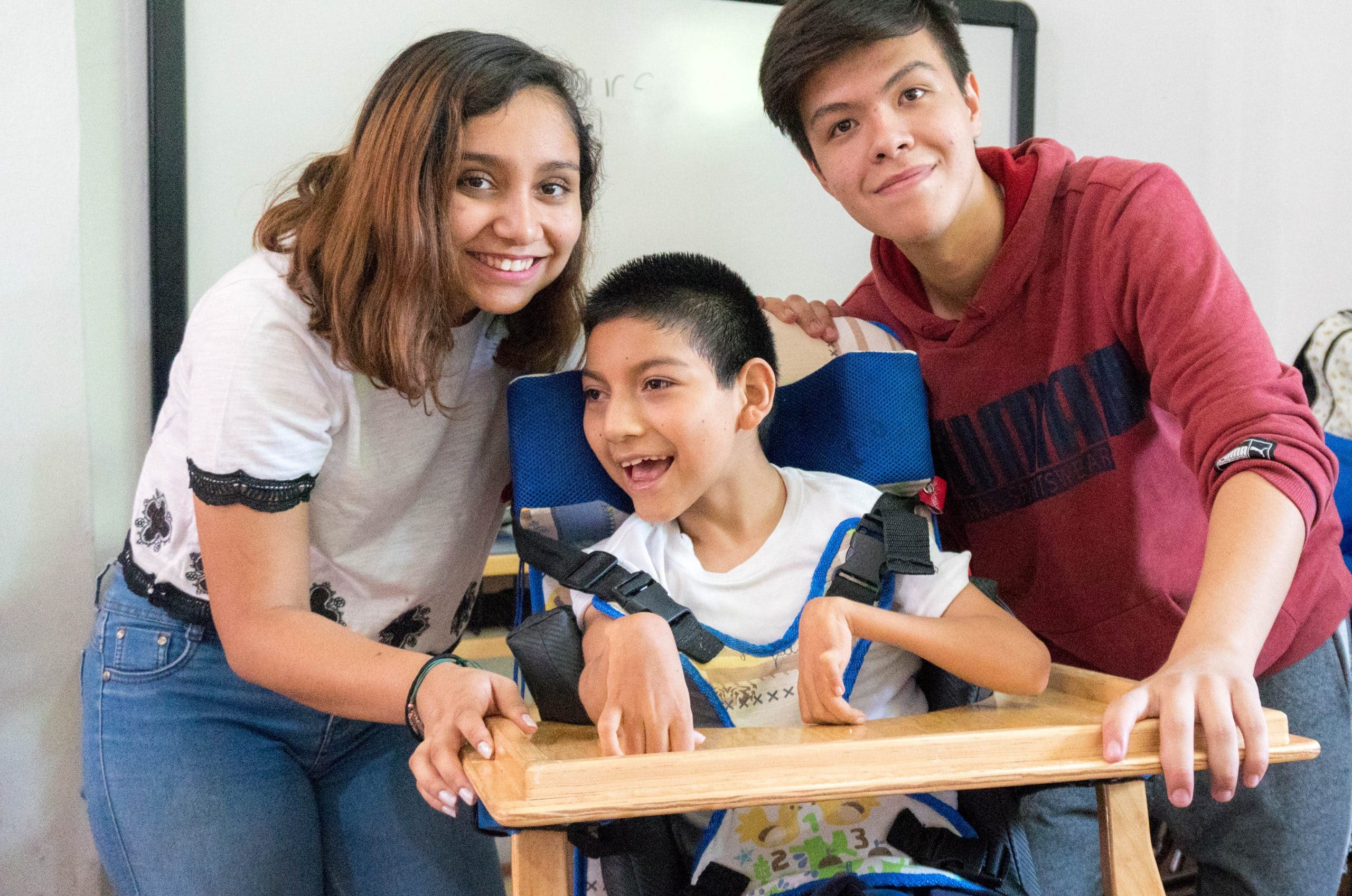 Persona de APAC Querétaro trabajando en un plano